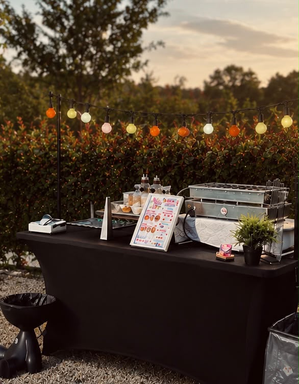 Bancada Pula Doce elegante ao pôr do sol com luzes decorativas